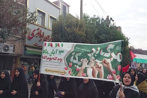 حضور پرشکوه دانش‌آموزان کهریزک و باقرشهر در راهپیمایی ۱۳ آبان