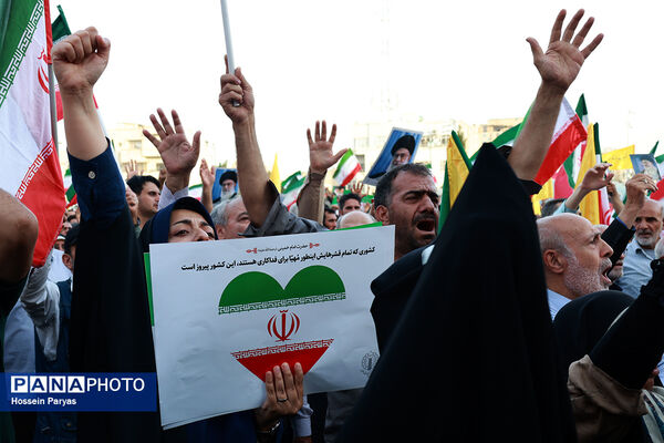 تجمع مردمی بشارت فتح در میدان انقلاب