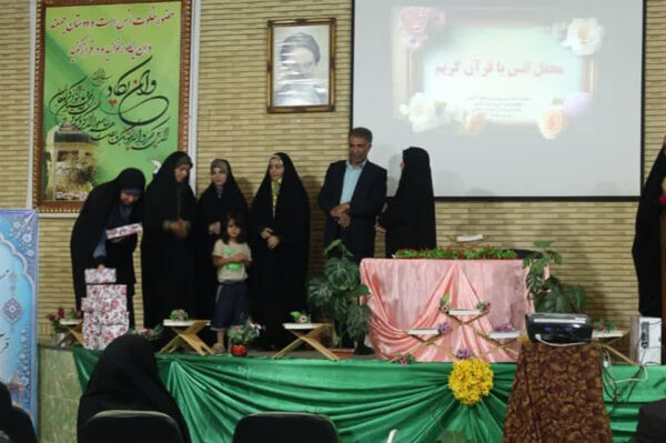 تقدیر از مدیران قرآنی ناحیه چهار شیراز در دبیرستان شاهد ۱۴