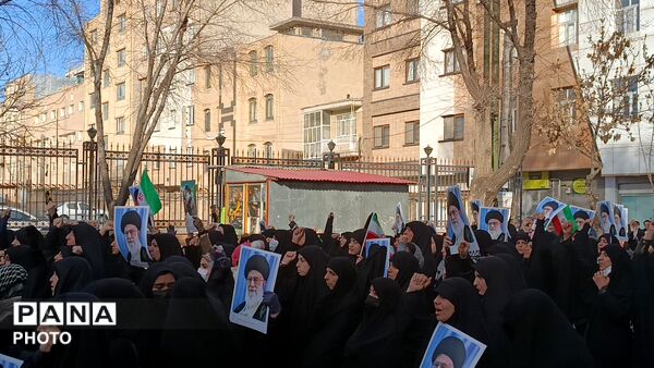 خروش مردم چهارمحال و‌بختیاری در میدان انقلاب شهرکرد