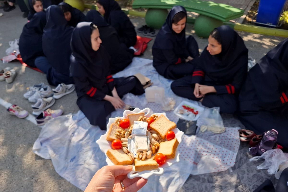 برگزاری اردوی درون‌مدرسه‌ای با محوریت صبحانه سالم در آموزشگاه هیأت امنایی فرزانگان ملارد