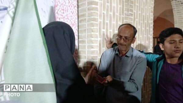 اثر انگشت هایی که قاب رهبر شهید را کامل کردند 