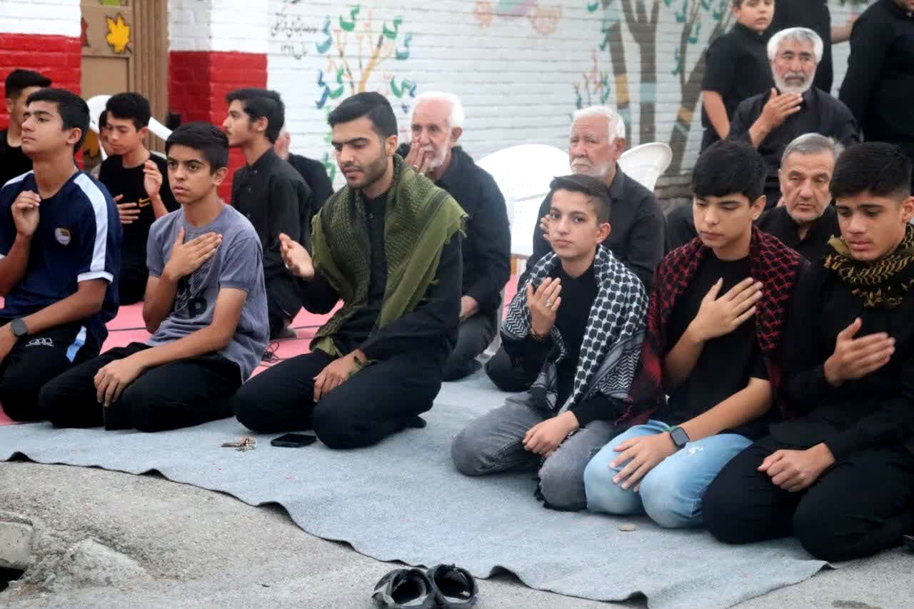 حضور پر رنگ نوجوانان در مراسم قرائت دعای زیارت عاشورا 