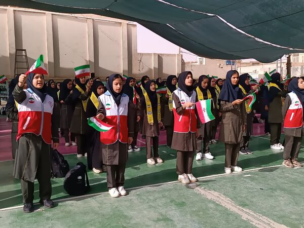 هلال‌احمر، همراه دانش‌آموزان دبیرستان عفت در مراسم صلح و دوستی