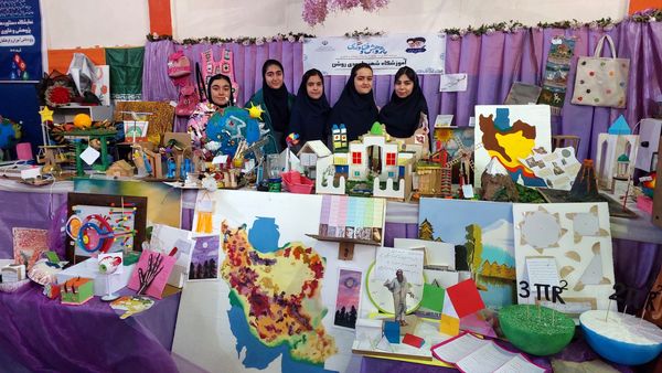 نمایشگاه هفته پژوهش در دبیرستان احمدی روشن شهرستان فردیس