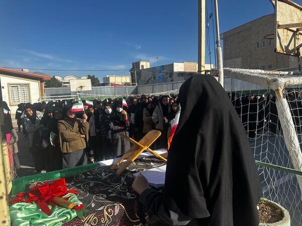 نواختن زنگ انقلاب در دبیرستان هیأت‌امنایی طه