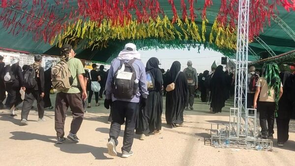 پیاده روی پرشور اربعین حسینی از جاده نجف تا کربلا