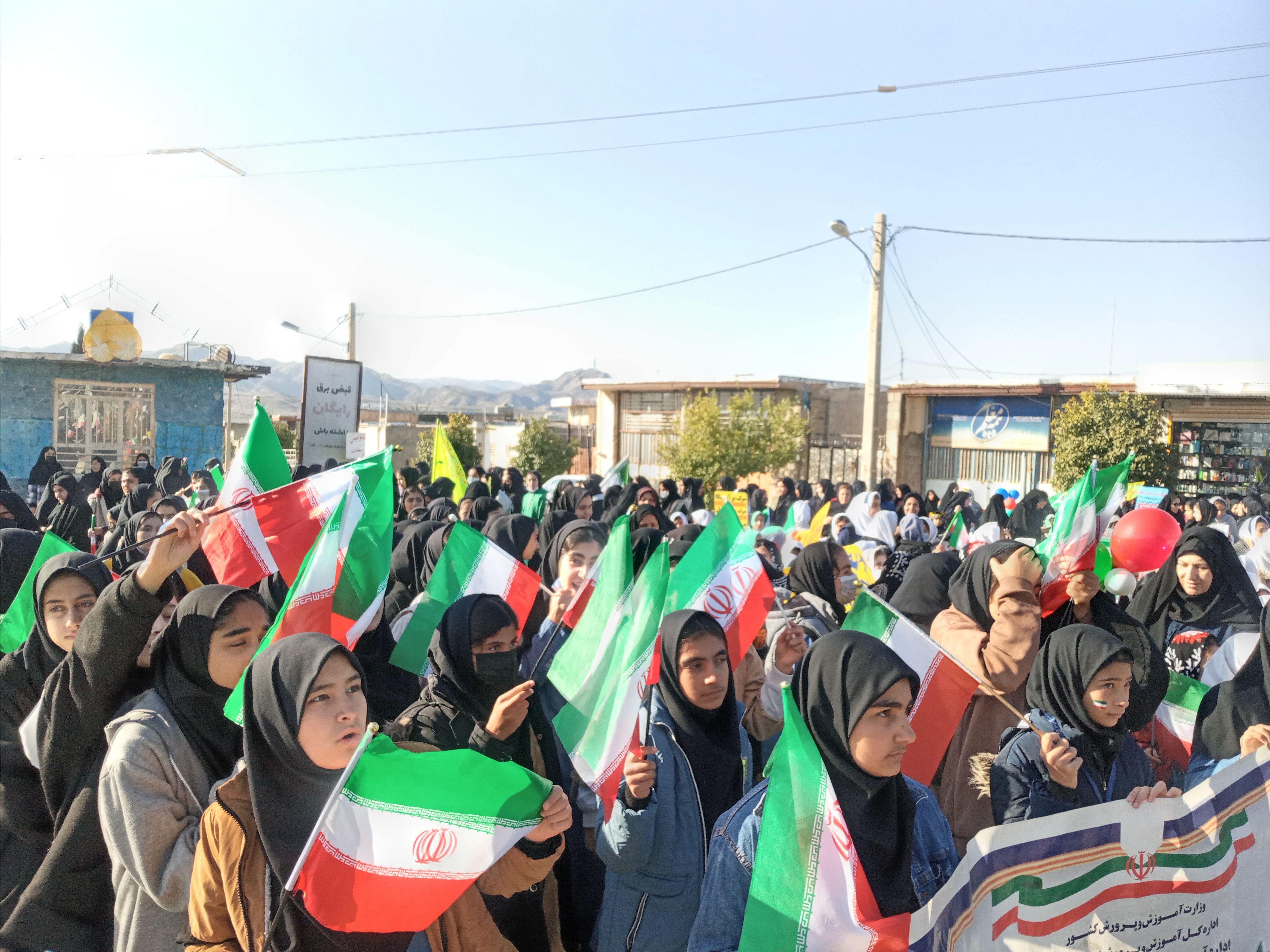 حضور دانش‌آموزان بخش سراب میمه در راهپیمایی۲۲بهمن 