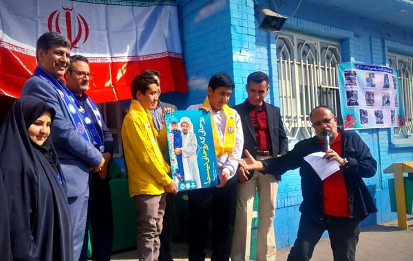 رونمایی از کتاب «روحانی که روحانی نیست» در دبیرستان باقریه