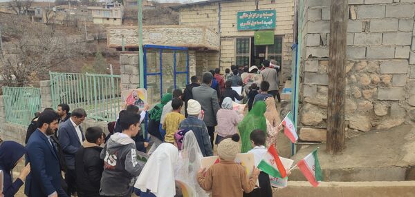 حضور پرشور دانش‌آموزان مدرسه فردوسی سرمازه در راهپیمایی ۲۲ بهمن