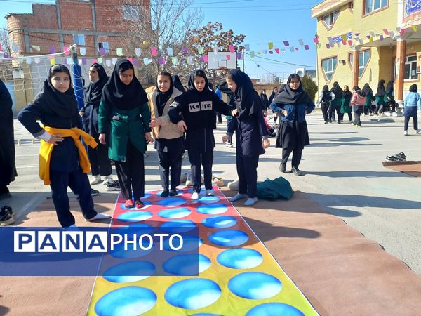 انجام بازی‌های گروهی دانش‌آموزان در مدرسه بهار آزادی