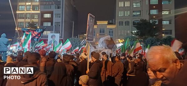 راهپیمایی گسترده مردم نیشابور در احتماع شبانه