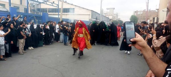 استقبال عزاداران حسینی از کاروان نمادین اسرای کربلا در قم