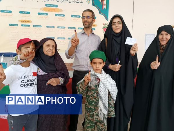 حضور پرشور مردم فاروج پای صندوق‌های رای 