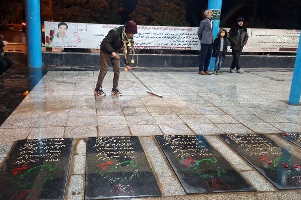 غبارروبی مزار شهدای گمنام توسط نوجوانان جهادگر شیرازی