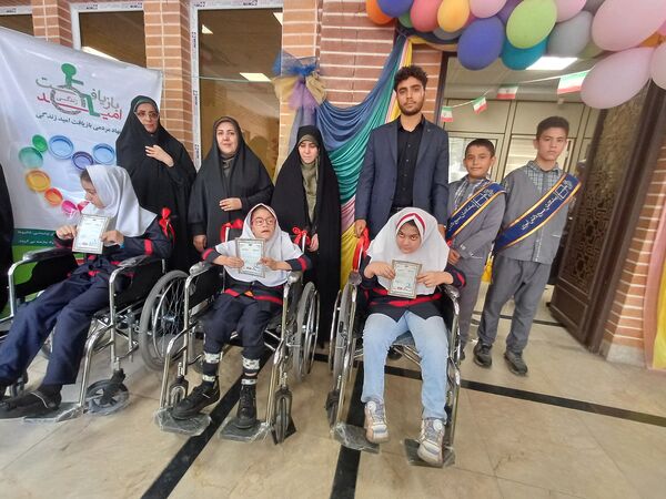 تهیه ویلچر برای دانش‌آموزان کم توان