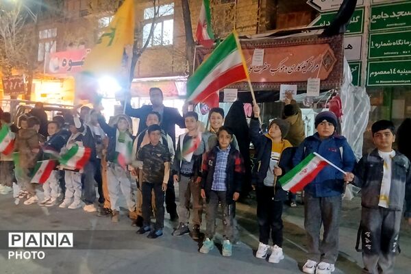 اینجا دانش‌آموزان و فرهنگیان میدان‌داری می‌کنند