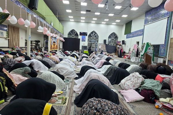 اعتکاف دانش‌آموزی رباط‌کریم با پرچم‌گردانی حضرت ابوالفضل(ع)