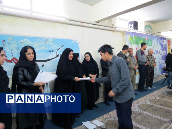 جشن انقلاب و کلنگ زنی زمین چمن دبیرستان شاهد امام حسین (ع)