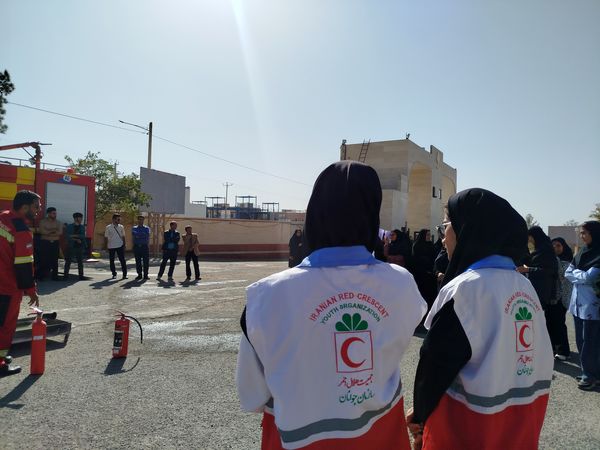 مانور آتش نشانی به مناسبت هفته پدافند غیر عامل در دانشگاه پیام نور کاشمر