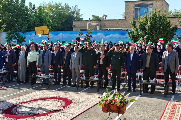 نواختن زنگ مهر و ایثار در دبیرستان عصمتیه کرمانشاه 