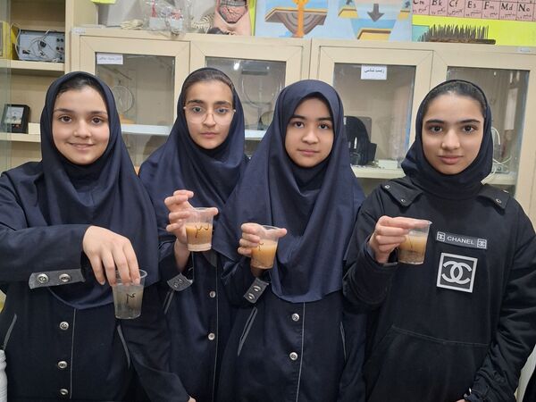 اجرای آزمایش‌های جذاب توسط دانش‌آموزان پایه های هفتم مدرسه انیس خوش قدم 