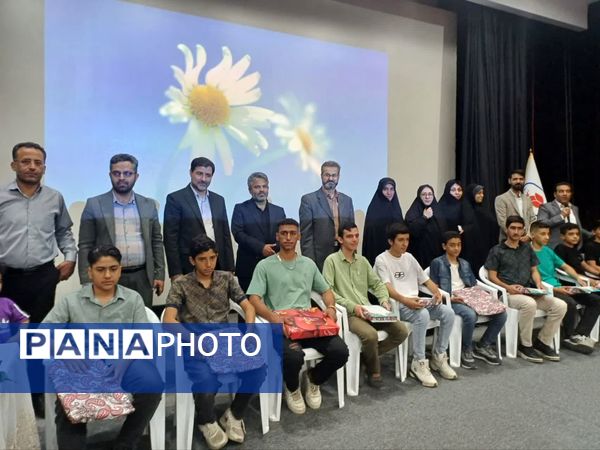 جشن ستارگان دانش‌آموزی در تالار شهرداری دولت‌آباد شهرستان برخوار 