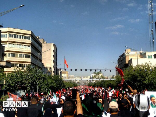 حضور دانش‌آموزان مدارس صدرای ولایت و شاهد فرقانی بناب در تشییع رهبر شهید