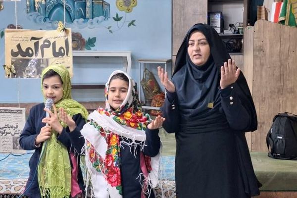 هنرنمایی دانش‌آموزان ناحیه دو شهرری در جشن انقلاب 
