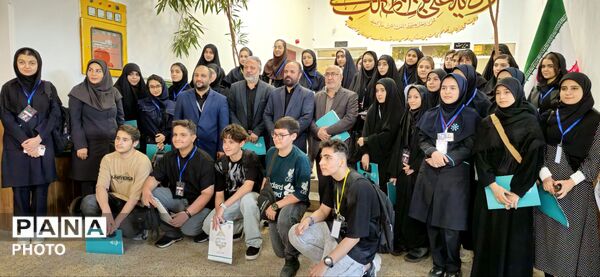 نشست هماهنگی دانش‌آموزان نخبه عکاس استان البرز با موضوعیت پویش «باید برخاست» 