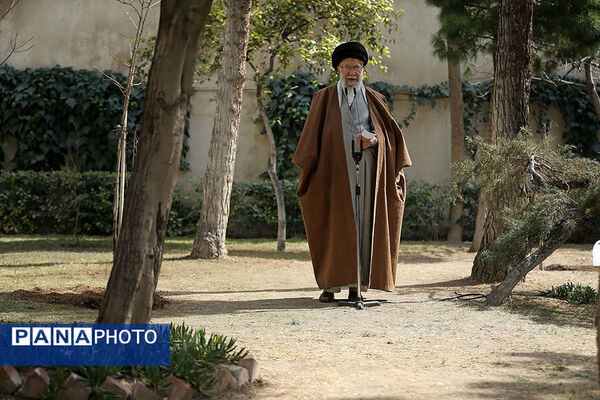 کاشت سه نهال توسط رهبر انقلاب در روز درختکاری