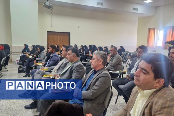 همایش فصلی مدیران مدارس فشافویه با تأکید بر قانون مداری، ارتقای کیفیت آموزشی و سلامت دانش آموزان 