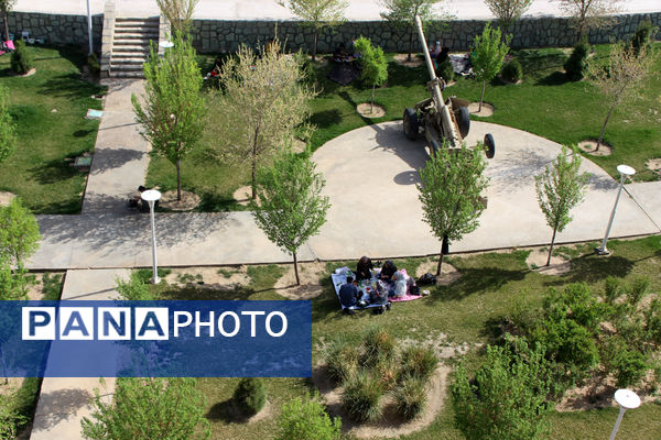 حضور گردشگران روز طبیعت در محوطه باغ‌موزه دفاع مقدس قم