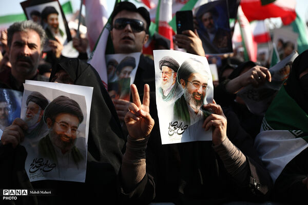 مراسم بیعت با سومین رهبر انقلاب در تهران - 2
