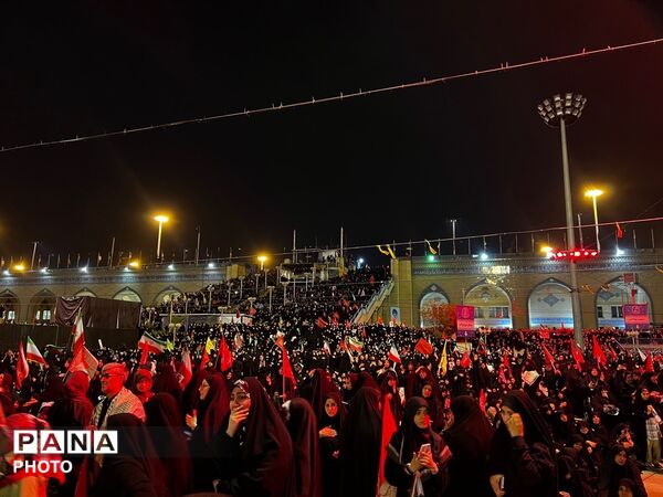 وداع حماسی مردم با شهدای وطن در مصلای تهران