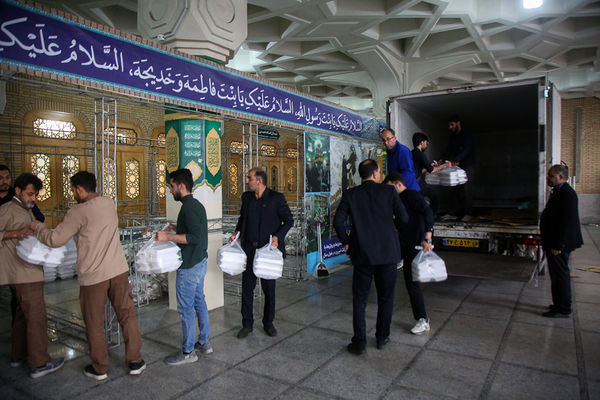 ضیافت افطاری ۲۵ هزار نفری حرم بانوی کرامت در شب میلاد کریم اهل بیت (ع)