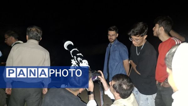 ماه در نقاب سایه زمین 