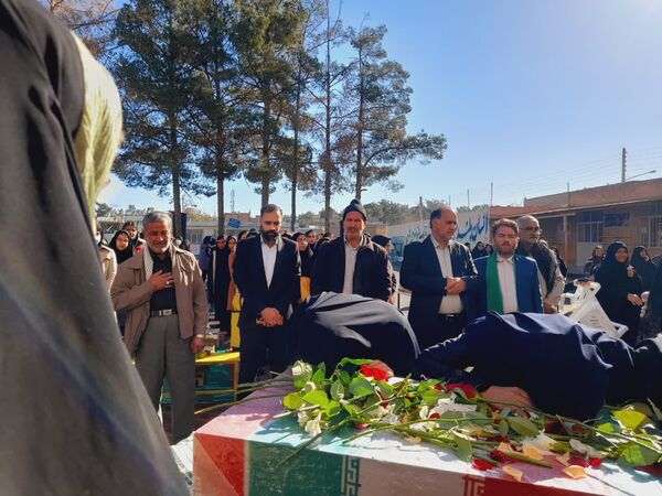 مراسم تشییع پیکر شهید گمنام با حضور دانش آموزان دختر بیرجندی 