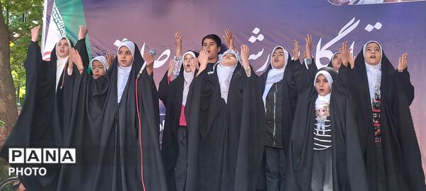 خروش جوانان در مصلی کرج با اجرای سرود و رجزخوانی  دانش‌آموزان در آیین پاسداشت میهن