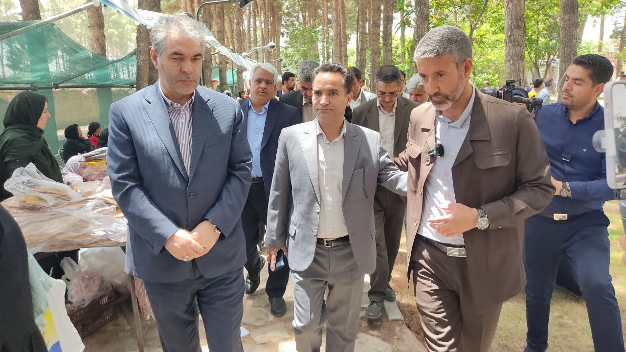 بازدید معاون وزیر گردشگری کشور از نمایشگاه جشنواره تاک پلو خلیل آباد 