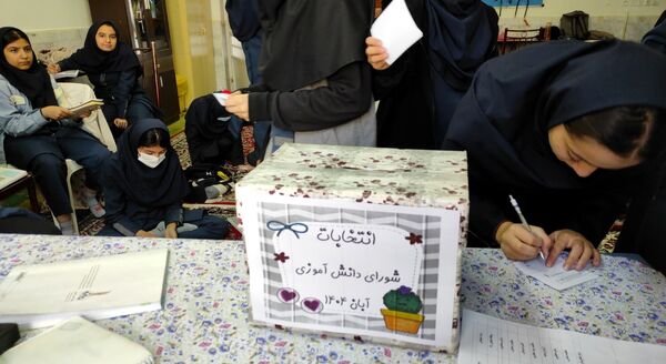 انتخابات شورای دانش آموزی در دبیرستان کوثر فرهنگیان 