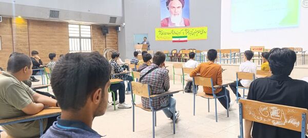 جلسه توجیهی قبل از آغاز سال تحصیلی در دبیرستان شاهد خوانساری