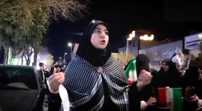 اجتماع شبانه مردم نیروگاه قم در تجدید میثاق با آرمان های رهبر شهید