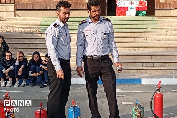 آموزش پدافند غیرعامل با حضور آتش‌نشانان در دبیرستان مهرآفرین