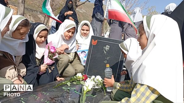 تجدید پیمان دانش‌آموزان دختر شهر ازندریان با شهدای دفاع مقدس