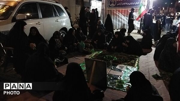 سفره صلوات با عکس رهبر شهید  در صد و بیست و ششمین شب از اجتماعات مردمی 