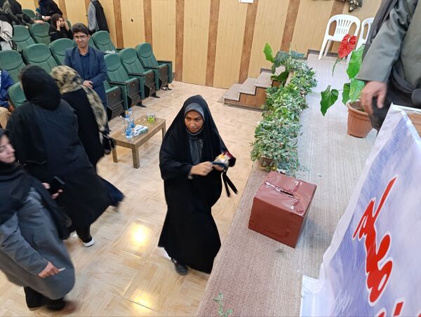 جلوه‌هایی از انتخابات انجمن اولیا دبستان معلم ۲ در آشخانه 