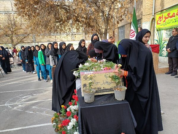 استقبال از شهید گمنام در دبیرستان نمونه معراج شیروان