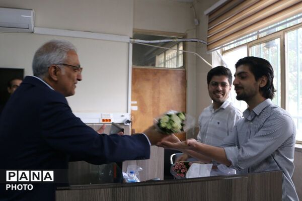 شاخه ای گل؛ هزاران قدردانی