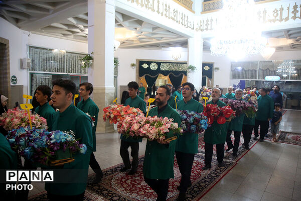 گل آرایی ضریح مطهر حضرت معصومه(س) در شب میلاد امام رضا(ع)